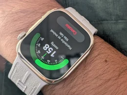Smartwatch num pulso a medir a tensão arterial.