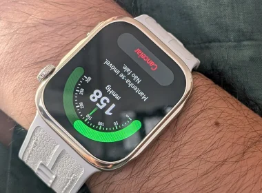 Smartwatch num pulso a medir a tensão arterial.