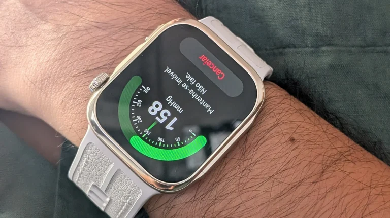 Smartwatch num pulso a medir a tensão arterial.