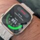 Smartwatch num pulso a medir a tensão arterial.