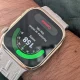 Smartwatch num pulso a medir a tensão arterial.