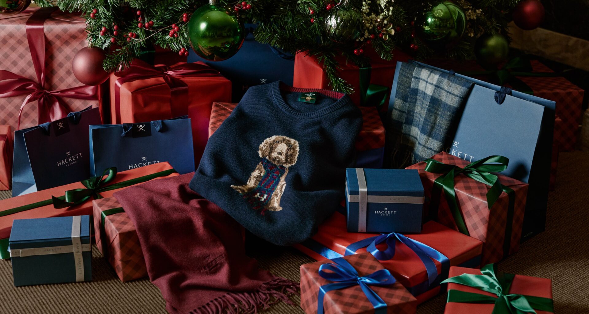 Presentes de Natal sob uma árvore decorada.