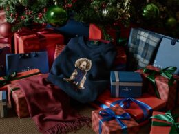 Presentes de Natal sob uma árvore decorada.