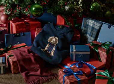 Presentes de Natal sob uma árvore decorada.