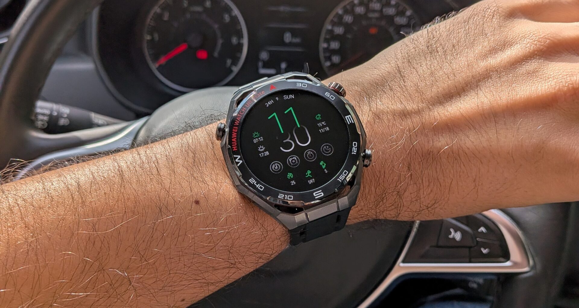 Relógio inteligente no pulso dentro do carro.