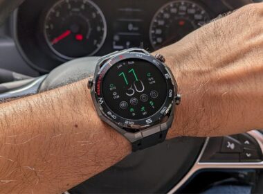 Relógio inteligente no pulso dentro do carro.