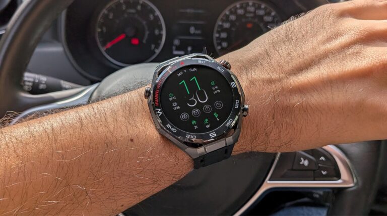 Relógio inteligente no pulso dentro do carro.