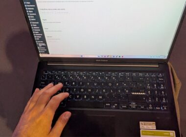 Pessoa utilizando laptop ASUS com WordPress aberto