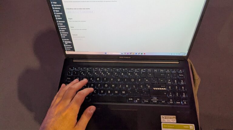 Pessoa utilizando laptop ASUS com WordPress aberto