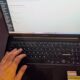 Pessoa utilizando laptop ASUS com WordPress aberto