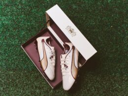 Botas de futebol brancas dentro de caixa elegante.