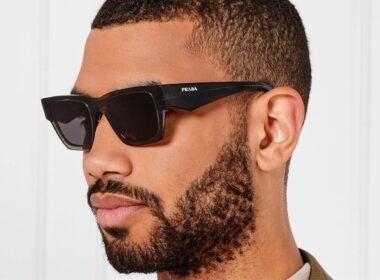 Homem com óculos de sol Prada pretos.