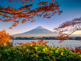 Monte Fuji no outono com folhas coloridas