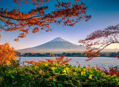 Monte Fuji no outono com folhas coloridas