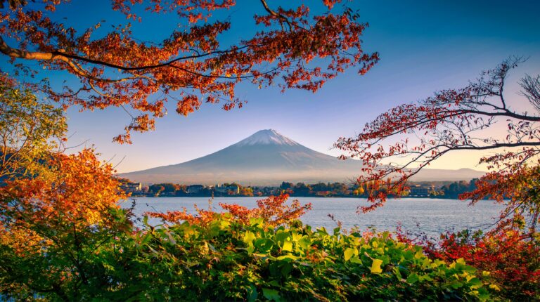 Monte Fuji no outono com folhas coloridas