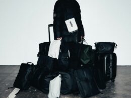 Pessoa com várias malas de viagem em volta.