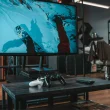 Consolas e TV a exibir snowboard na barbearia.