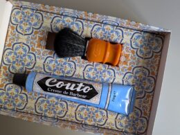 Creme de barbear e pincel em caixa decorativa.