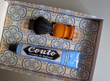 Creme de barbear e pincel em caixa decorativa.