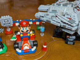 Conjunto Lego Star Wars e Mario Kart em mesa.