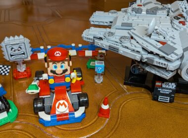 Conjunto Lego Star Wars e Mario Kart em mesa.