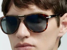 Homem com óculos de sol Persol castanhos.