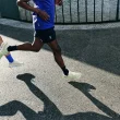 Corredores em movimento com ténis de corrida.