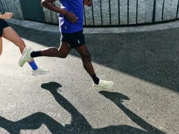 Corredores em movimento com ténis de corrida.