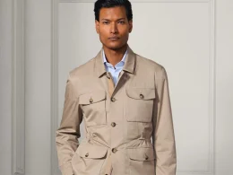 Homem com casaco bege estilo safari.