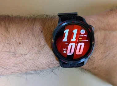 Relógio desportivo no pulso mostrando dados.