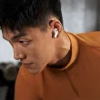 Homem com auriculares durante treino no ginásio.