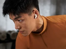 Homem com auriculares durante treino no ginásio.