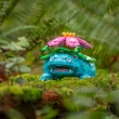 Figura de brinquedo na floresta exuberante.