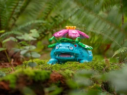 Figura de brinquedo na floresta exuberante.