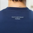 T-shirt azul escura Fantasticman x Mango nas costas, colar prateado.