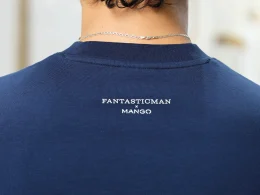 T-shirt azul escura Fantasticman x Mango nas costas, colar prateado.
