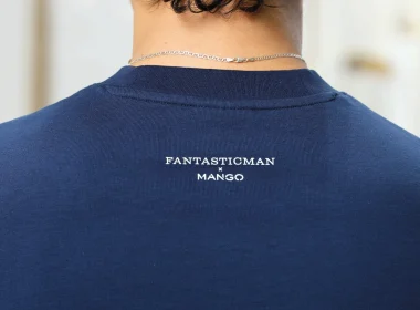 T-shirt azul escura Fantasticman x Mango nas costas, colar prateado.