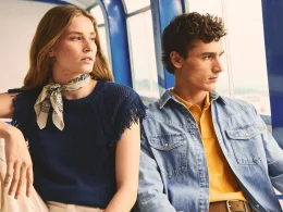 Jovem casal elegante a olhar pela janela em viagem.
