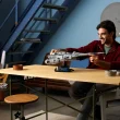 Homem feliz a segurar modelo LEGO Star Wars, N-1 Starfighter.