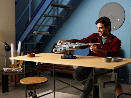 Homem feliz a segurar modelo LEGO Star Wars, N-1 Starfighter.