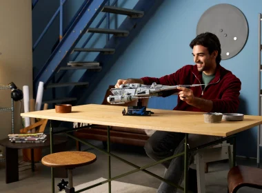 Homem feliz a segurar modelo LEGO Star Wars, N-1 Starfighter.
