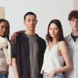 Jovens adultos diversos em moda casual moderna.