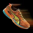 Sapatilha de corrida Puma laranja com efeito de movimento.