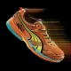 Sapatilha de corrida Puma laranja com efeito de movimento.