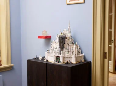 Modelo LEGO de Minas Tirith exposto sobre um armário escuro.
