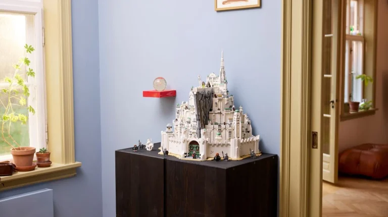Modelo LEGO de Minas Tirith exposto sobre um armário escuro.