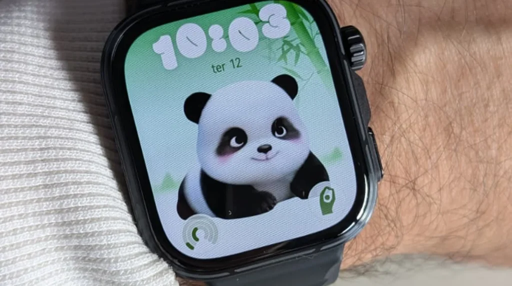 Smartwatch no pulso com mostrador de panda fofo.
