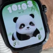 Smartwatch no pulso com mostrador de panda fofo.