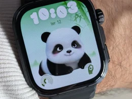 Smartwatch no pulso com mostrador de panda fofo.
