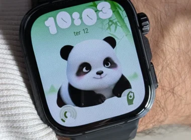 Smartwatch no pulso com mostrador de panda fofo.